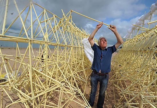 theo-jansen-mechanical-sculpture-strandbeest-4_2FBm7_11446